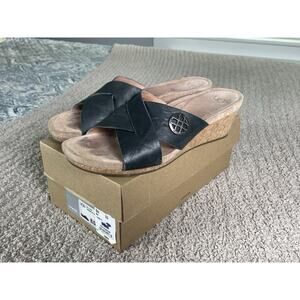 UGG Australia Lyra Women 8.5 Black Leather Strap Wedge Slip On Sandal Shoe Logo